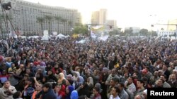 Para pengunjuk rasa meneriakkan slogan anti-pemerintah di Lapangan Tahrir, Kairo, Mesir (11/12). Jenderal Abdel Fattah al-Sissi menyerukan diadakannya perundingan demi persatuan nasional.