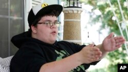 Gavin Grimm es un estudiante que nació mujer, pero se identifica como varón y emprendió una batalla legal contra las políticas que considera "discriminatorias" en su escuela.