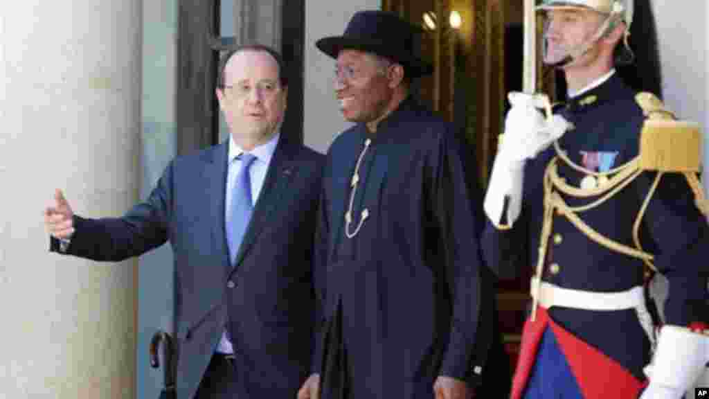 Shugaban Faransa Francois Hollande da Shugaban Najeriya Goodluck Jonathan a wajen Taro kan Tsaro a Najeriya, a Zauren Elysee a Paris, 17 ga, Mayu 2014.