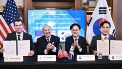 8일 미국 워싱턴 D.C. 상무부에서 열린 한-미 조선 파트너십 이니셔티브 양해각서(MOU) 체결식 중 하워드 러트닉 미국 상무부 장관, 김정관 한국 산업통상부 장관이 기념촬영을 하고 있다. (사진 출처: 미국 상무부 산하 미국 무역청 홈페이지)