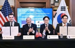 2026년 5월 8일 미국 워싱턴 DC 상무부에서 한-미 조선 파트너십 이니셔티브 양해각서(MOU) 체결식이 열렸다. 하워드 러트닉 미국 상무부 장관(왼쪽 2번째)과 김정관 한국 산업통상부 장관(왼쪽 3번째) 등 양국 고위 당국자들이 참석했다.