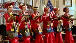 Pertunjukan tarian tradisional di KBRI Washington DC. (VOA)