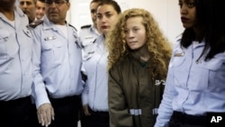 Ahed Tamimi arrive devant la cour de Justice, à Jerusalem, le 28 décembre 2017. 