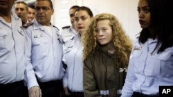 Ahed Tamimi, 16 ans, conduite dans une salle d'audience de la prison militaire d'Ofer, près de Jérusalem, le 28 décembre 2017.