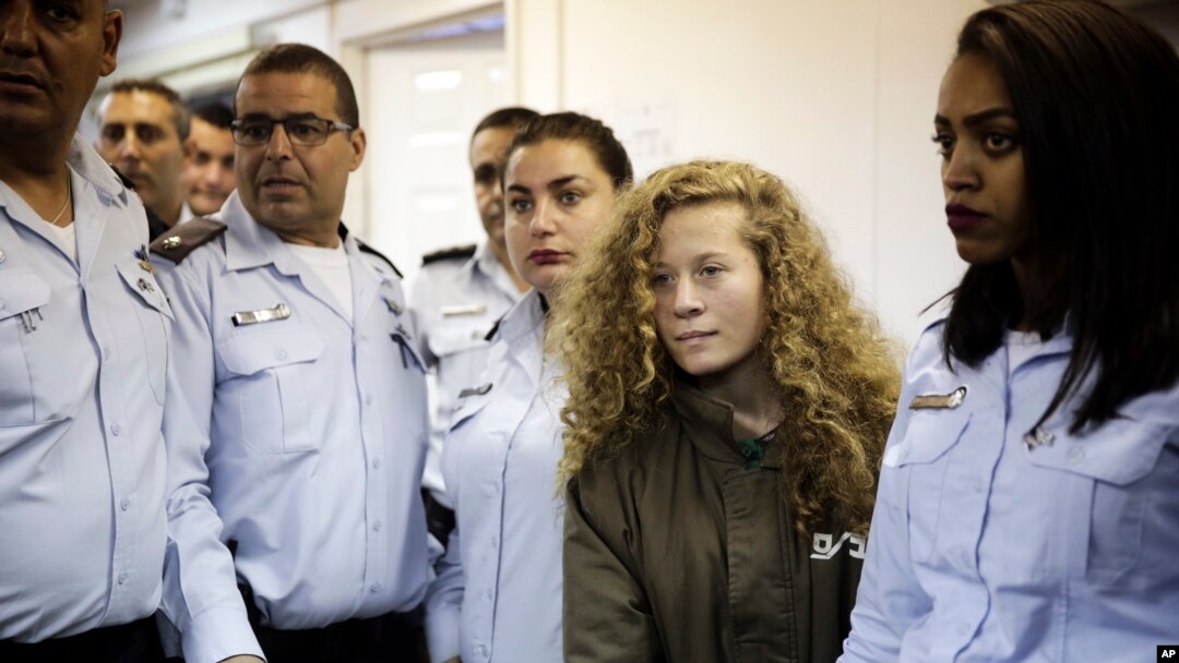 Ahed Tamimi (rambut pirang), remaja putri dari desa Nebi Saleh Tepi Barat, saat dibawa ke pengadilan dekat Yerusalem, 28 Desember 2017. (Foto: dok). 