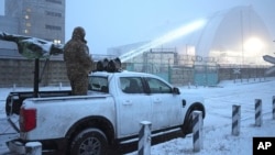 Seorang tentara Ukraina berdiri di sebuah kendaraan dengan artileri antipesawat di bekas pembangkit listrik tenaga nuklir Chernobyl di Ukraina, Jumat, 14 Februari 2025. (Foto: Efrem Lukatsky/AP Photo)