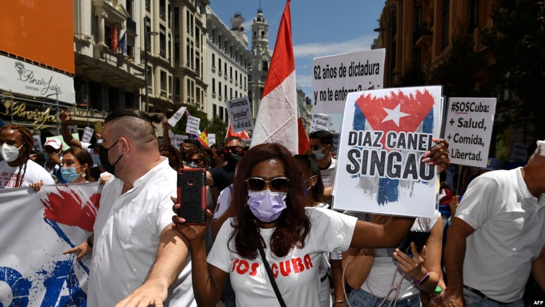 Manifestantes marchan por la Gran Vía de Madrid el 25 de julio de 2021 en apoyo a las protestas antigubernamentales que se llevaron a cabo en Cuba.