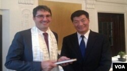 Lobsang Sangay Expresses Gratitude to Kompatscher (photo:tibet.net)