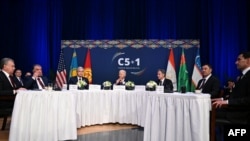 조 바이든(가운데) 미국 대통령이 19일 C5+1 정상회의에 참석하고 있다. 오른쪽 세번째는 토니 블링컨 미 국무장관. 