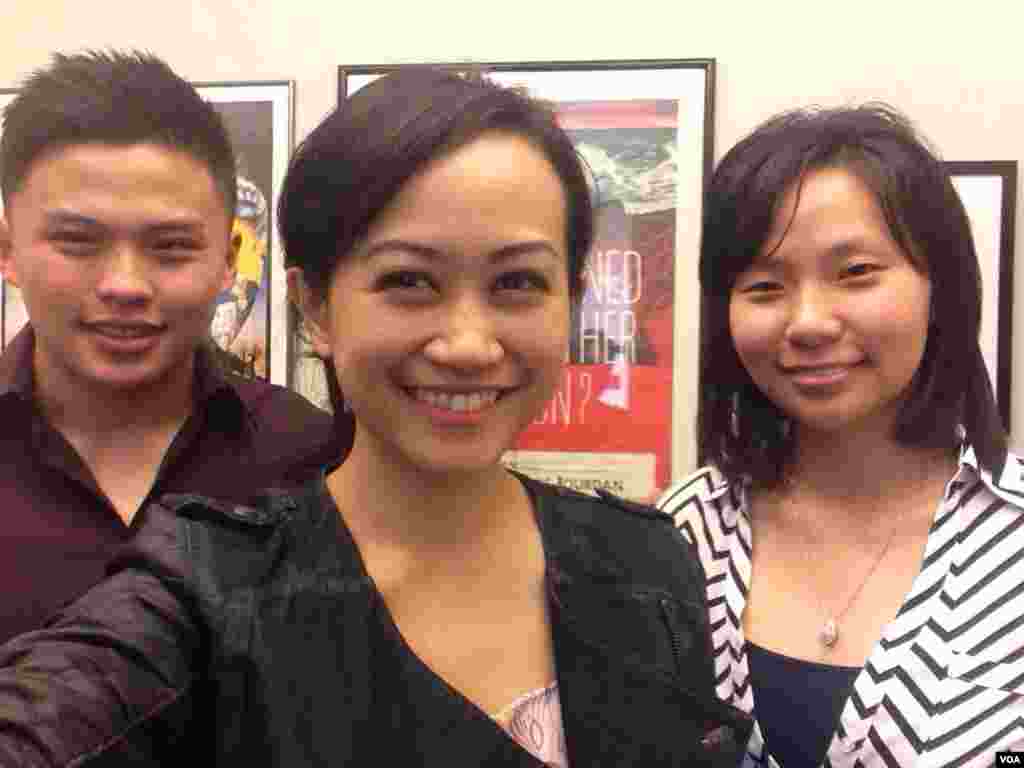 Livi Zheng, sutradara kelahiran Indonesia dan adiknya Ken Zheng bersama reporter VOA, Vena Annisa. Keduanya ikut bermain dalam film 'Brush with Danger' garapan Livi yang berhasil masuk ke daftar film di AS yang berpeluang bersaing di ajang Oscar 2015.