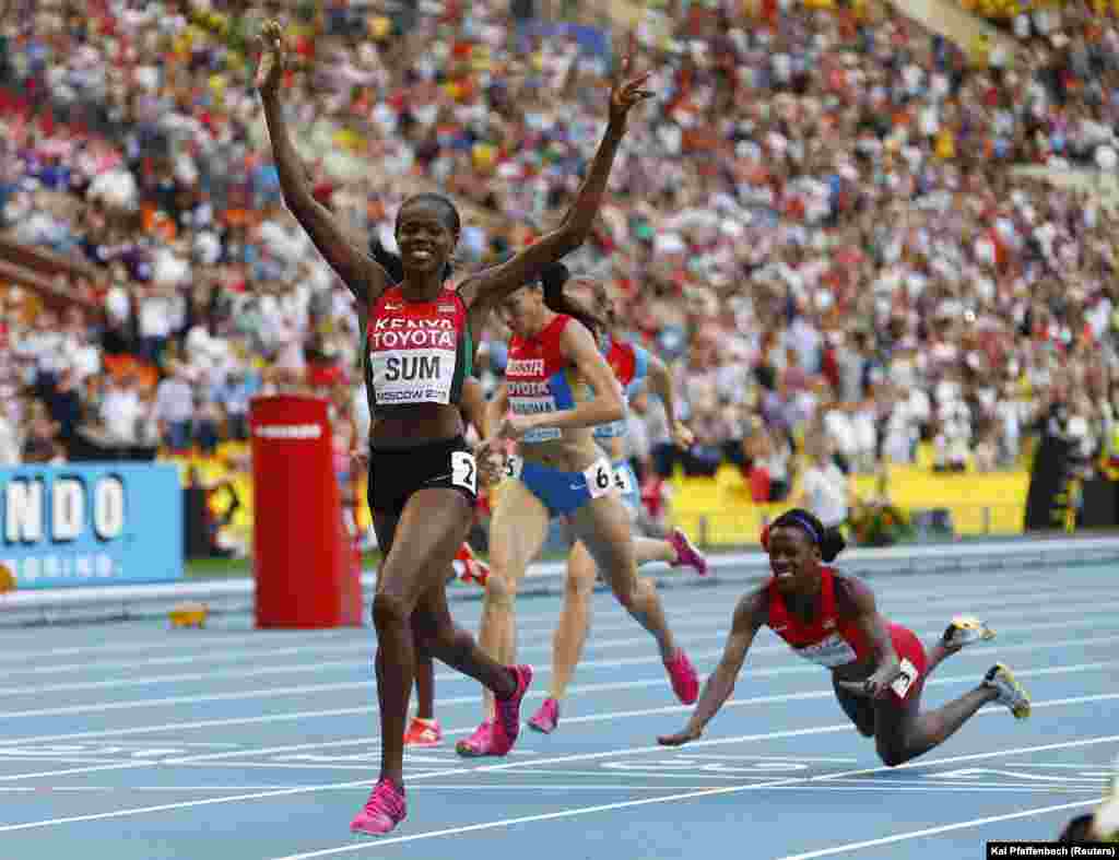 Eunice Jepkoech Sum wa Kenya (kushoto) akisherekea ushindi wake wa mita 800 wanawake huku Alysia Johnson Montano wa Marekani&nbsp; U.S. (kulia) anaanguka kwenye mstari wa kumaliza mbiyo katika mashindano ya dunia ya riadha ya&nbsp; IAAFkwenye uwanja wa&nbsp; Luzhniki Moscow August 18, 2013. REU