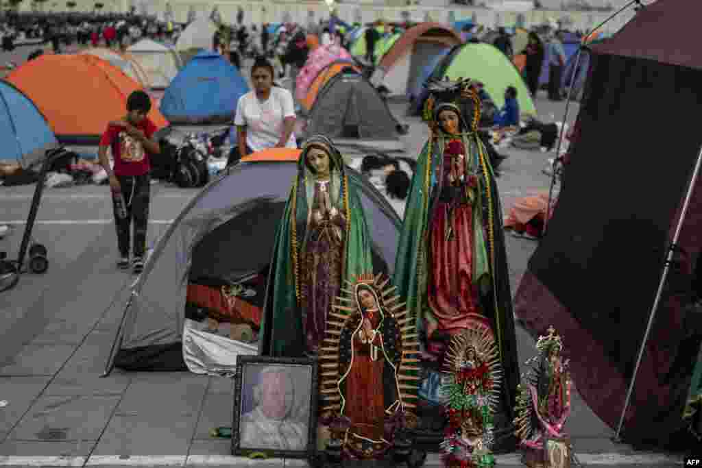 En las faldas del cerro del Tepeyac, donde se le apareció al campesino Juan Diego un 12 de diciembre de 1531, se levanta la Basílica a la que miles llegan para conmemorar su día.