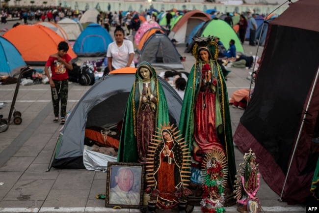 En las faldas del cerro del Tepeyac, donde se le apareció al campesino Juan Diego un 12 de diciembre de 1531, se levanta la Basílica a la que miles llegan para conmemorar su día.