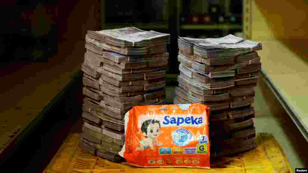 Un paquete de pañales cuesta 8.000.000 de bolívares, equivalente a 1,22 dólares.