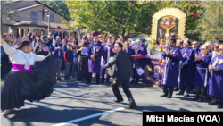 Una de las tradiciones es ofrecerle al Señor de los Milagros tradicionales bailes típicos durante el recorrido procesional. Pareja de baile de Marinera durante la procesión en Triangle, Virginia.