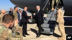داگلاس سیلمن سفیر آمریکا در عراق در فرودگاه بغداد از جیم متیس وزیر دفاع آمریکا استقبال کرد. 