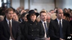 Baris depan dari kiri ke kanan: Pangeran Harry bersama Duke dan Duchess of Cambridge menghadiri Grenfell Tower National Memorial Service di Katedral St Paul, London, Kamis, 14 Desember 2017.