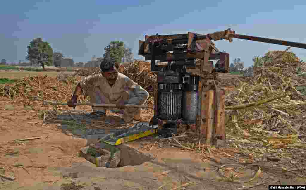 گنے کے رس کو میٹھے خوشبودار گڑ میں ڈھلنے کے لیے کئی مراحل سے گزرنا ہوتا ہے۔