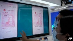 지난 5일 중국 베이징에서 열린 무역박람회에 중국 위안화의 디지털 화폐 홍보 영상이 걸려있다.