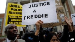 Manifestants réclamant "Justice pour Freddie" devant un commissariat de police, Baltimore, Maryland, Gray, le 21 avril 2015