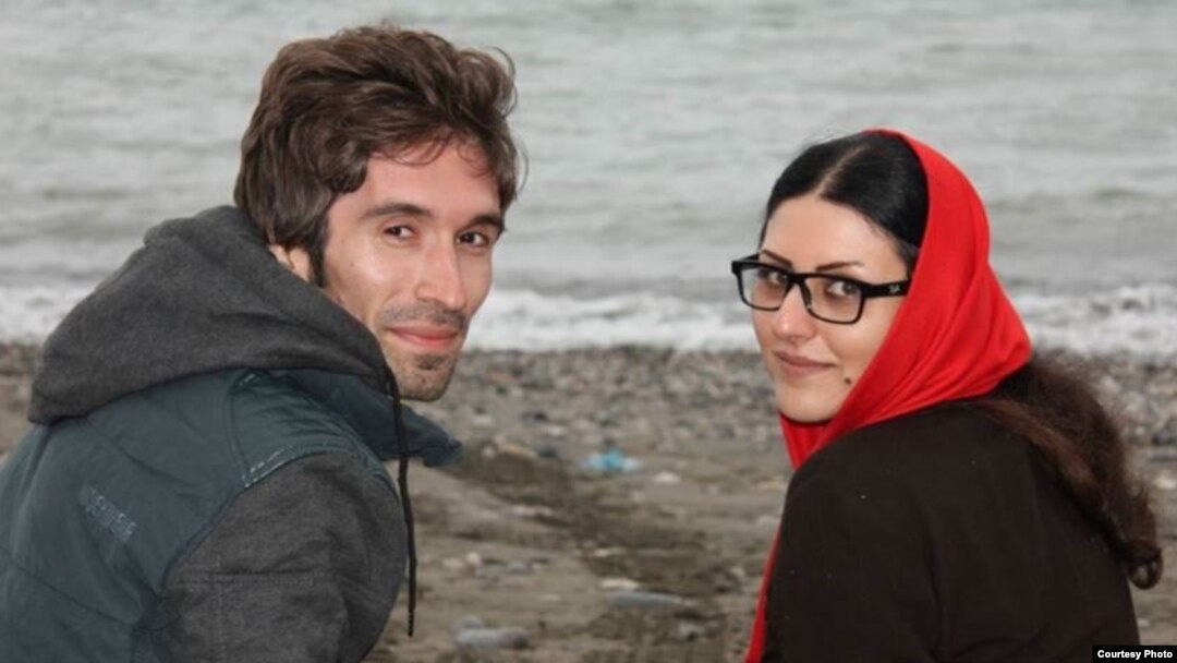 Arash Sadeghi (kiri) dan Golrokh Iraie, aktivis mahasiswa Iran. Sadeghi yang menjalani hukuman 15 tahun penjara, mulai mogok makan setelah istrinya Golrokh Ebrahimi Iraee ditangkap bulan Oktober dan kini menjalani hukuman enam tahun penjara di Iran (Foto: dok).