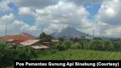 Gunung api Sinabung di Kabupaten Karo, Sumatera Utara, yang mengalami erupsi dengan meluncurkan awan panas guguran sejauh 2,5 kilometer, Sabtu 6 Februari 2021. (Foto: Courtesy/Pos Pemantau Gunung Api Sinabung)