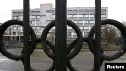 Tòa nhà nơi có phòng thí nghiệm được Cơ quan Chống doping Thế giới (WADA) công nhận, ở Moscow của Nga, sau hàng rào với các vòng tròn biểu tượng Olympics. Lệnh trừng phạt Nga tại thế vận hội thế giới liên quan tới doping dự kiến kết thúc vào cuối năm nay.