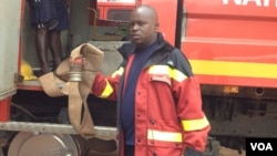 Many of the hoses firefighters use in Freetown are old and battered and constantly have to be readjusted, Jan. 25, 2016. (N. deVries/VOA)