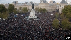 پیرس میں استاد کے قتل کے خلاف ایک بڑا مظاہرہ۔ لوگوں نے آزادی اظہار کے حق میں نعرے لگائے۔ 19 اکتوبر 2020