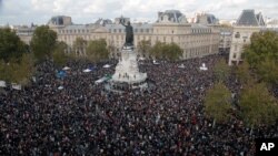 Ratusan orang berkumpul di alun-alun Republique pada Minggu 18 Oktober 2020 di Paris untuk mendukung kebebasan berbicara dan memberikan penghormatan kepada seorang guru sejarah Perancis yang dipenggal. (Foto: AP)