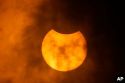 سین اینٹونیو میں سورج گرہن کا ایک منطر فوٹو اے پی 14 اکتوبر 2023