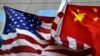 Bendera nasional AS dan China berkibar di depan sebuah hotel internasional di Beijing, 4 Februari 2010. (Foto: Reuters)