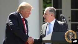 ARCHIVO - El presidente Donald Trump saluda al director de la EPA, Scott Pruitt, en la Casa Blanca, el 1 de junio de 2017.