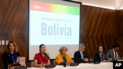 La misión de la CIDH que visitó Bolivia habla en una conferencia de prensa en La Paz el 31 de marzo de 2023.