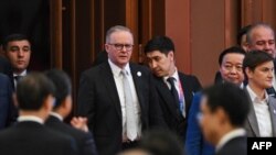 澳大利亚总理阿尔巴尼斯（中）于2023年11月5日抵达上海参加第六届中国国际进口博览会(CIIE)开幕式。（法新社）