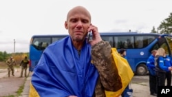 Украинский военнослужащий вернулся на родину из российского плена.