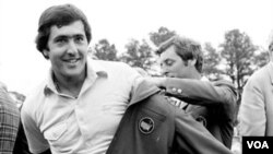 El golfista español Severiano Ballesteros, quien ganó el Master de Augusta dos veces, falleció en su casa en España, víctima de un cáncer cerebral.