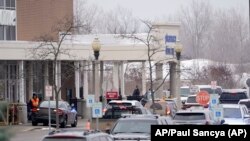 Foto ilustrasi menunjukkan polisi berjaga di area parkir toko Meijer tempat para siswa Sekolah Menengah Oxford dipertemukan kembali dengan orang tua mereka setelah terjadi insiden penembakan di sekolah itu yang terletak di Michigan, pada 30 November 2021. (Foto: AP/Paul Sancya) 