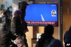 2025년 1월 14일 한국 서울역에 있는 TV에서 북한의 탄도미사일 발사 뉴스 속보가 나오고 있다.