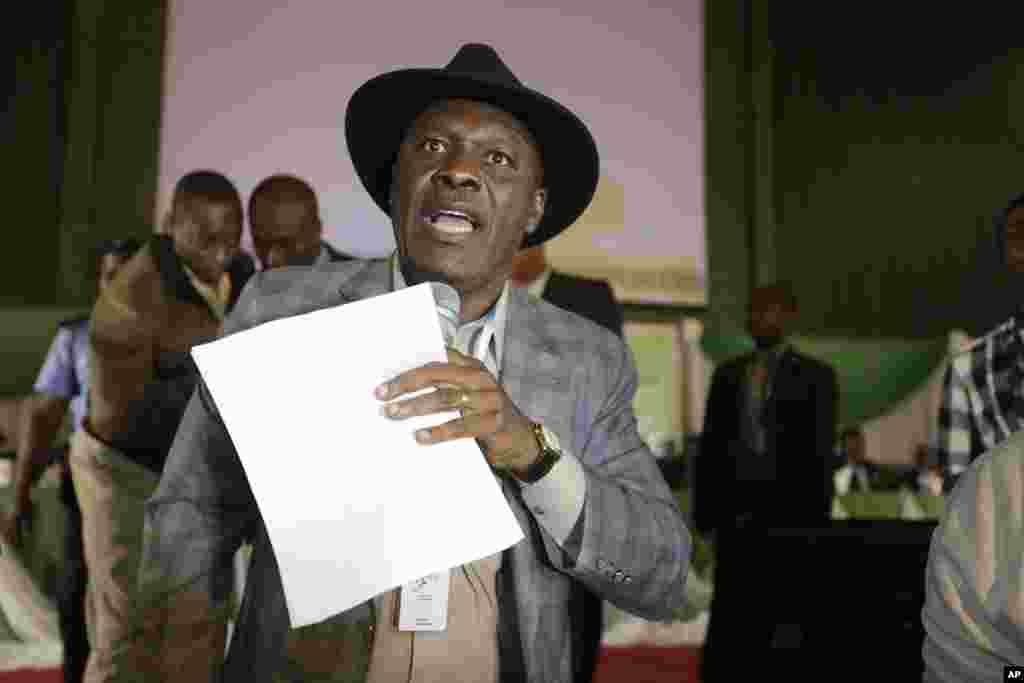 Godsday Orubebe do Partido Democrático do Povo anuncia a vitória do general Buhari. Abuja, Nigéria, 31 Março 2015