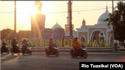 Sejumlah pengendara motor melewati Indramayu Islamic Center di pusat kota Indramayu, awal September lalu. (Foto: RIo Tuasikal/VOA)