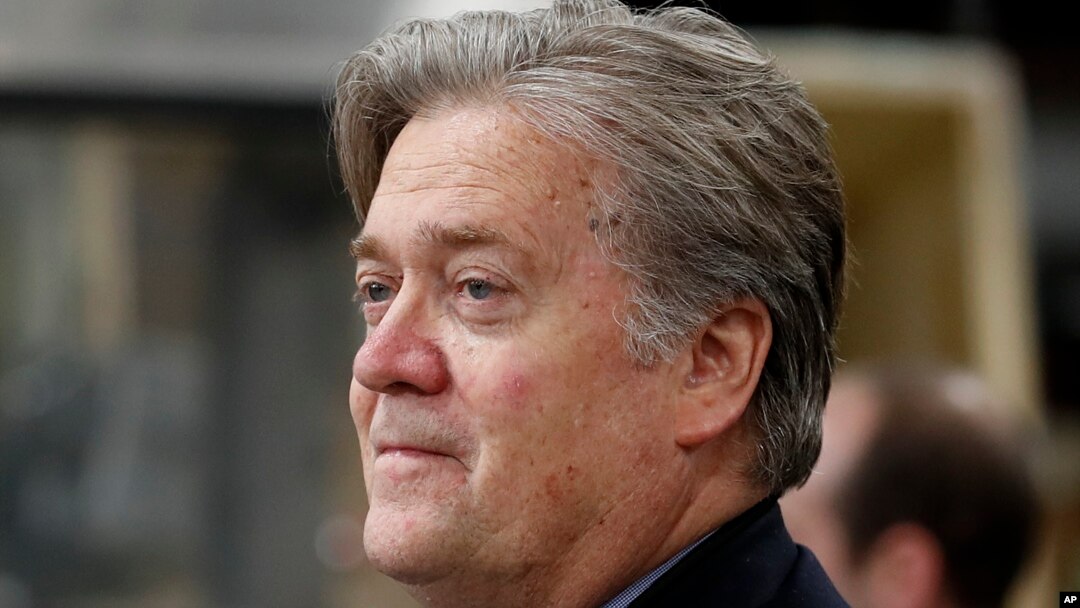 Steve Bannon, chiến lược gia trưởng của Nhà Trắng, sau khi bị sa thải đã đi thẳng qua Breitbart News, trang tin tức trực tuyến có quan điểm cực bảo thủ mà ông đã lãnh đạo trước khi tham gia chiến dịch vận động tranh cử tổng thống của ông Trump.