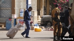 Un client de l'hôtel Splendid de Ouagadougou quitte les lieux au lendemain des attentats, dimanche 17 janvier 2016. (REUTERS/Joe Penney)