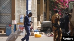 Un client de l'hôtel Splendid de Ouagadougou quitte les lieux au lendemain des attentats, dimanche 17 janvier 2016. (REUTERS/Joe Penney)