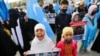 Anak-anak dari kelompok Uighur turut serta dalam aksi demonstrasi di Istanbul, Turki, memprotes perlakuan China terhadap kelompok minoritas tersebut pada 1 Oktober 2021. (Foto: Reuters/Dilara Senkaya)