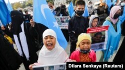 Anak-anak dari kelompok Uighur turut serta dalam aksi demonstrasi di Istanbul, Turki, memprotes perlakuan China terhadap kelompok minoritas tersebut pada 1 Oktober 2021. (Foto: Reuters/Dilara Senkaya)