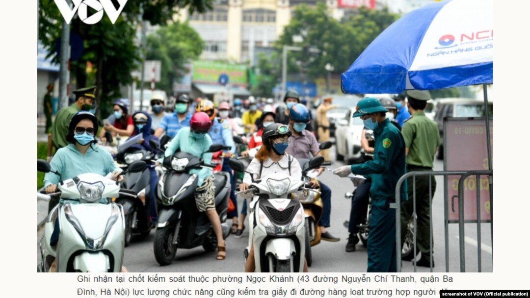 Hà Nội/COVID-19 - Một chốt kiểm soát bị ùn ứ hôm 9/8/2021.
