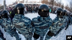 ARHIVA - Policija u Jekaterinburgu blokira proteste zbog hapšenja Alekseja Navalnog (Foto: AP)