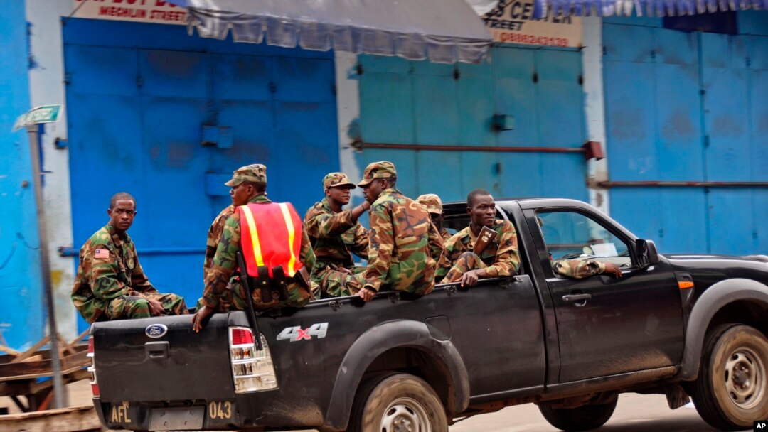 Pasukan Liberia melakukan patroli di distrik West Point, Monrovia yang diberlakukan karantina ebola (20/8). 