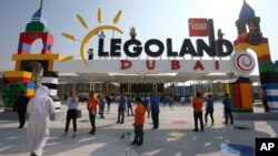 Warga mengunjungi Legoland Dubai (foto: dok).